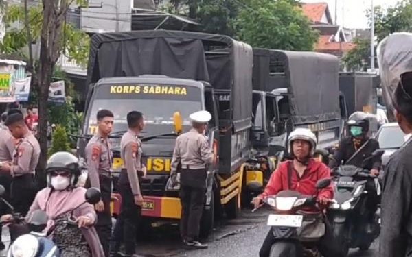 Kecelakaan Beruntun 4 Truk Polisi di Surabaya Mengakibatkan Beberapa Anggota Terluka