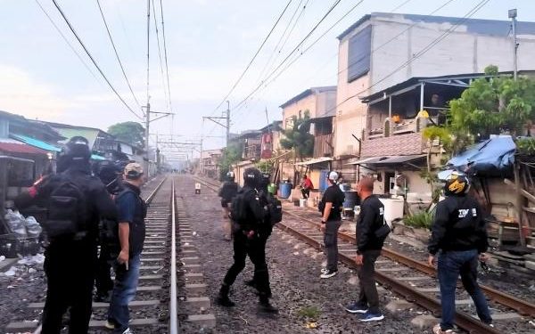 Kampung Bahari Digerebek, 9 Orang Ditangkap Polisi dan Barang Bukti Narkoba Sita Sajam
