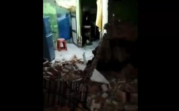Gempa M6,3 Guncang Bengkulu Menyebabkan Kerusakan pada Beberapa Rumah Warga