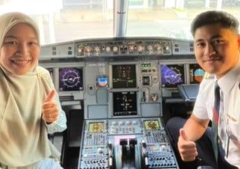 Guru Naik Pesawat dengan Pilot Mantan Murid Bandel, Netizen Terharu