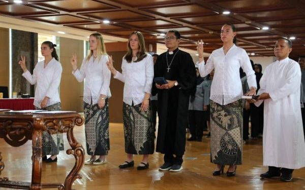4 Atlet Sepak Bola Wanita Resmi Jadi WNI Bacakan Sumpah dengan Berkebaya Putih