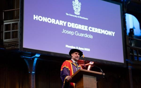 Akademik Pep Guardiola Pengakuan Bergengsi dari Universitas Manchester