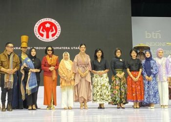Gaya Kahiyang Ayu di IFW 2025 dengan Tenun Kimono Samosir yang Anggun