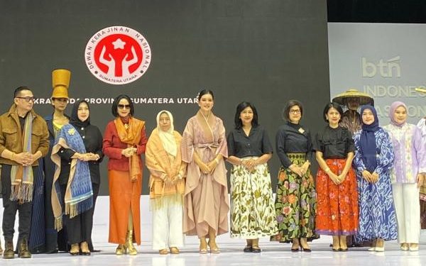 Gaya Kahiyang Ayu di IFW 2025 dengan Tenun Kimono Samosir yang Anggun