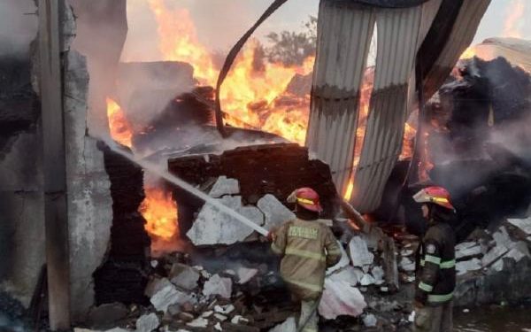 Kebakaran Gudang Tripleks di Bojongsoang Bandung Menggugah 7 Mobil Pemadam Kebakaran