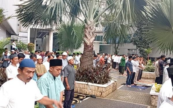 Masjid Fatahillah Balai Kota Dipenuhi Ribuan Jemaah Salat Iduladha Tanpa Kehadiran Pramono-Rano