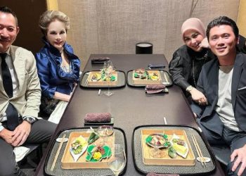 Putri Sejati Syahrini dan Dewi Soekarno Menyantap Makanan Bersama di Jepang