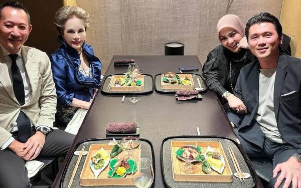 Putri Sejati Syahrini dan Dewi Soekarno Menyantap Makanan Bersama di Jepang