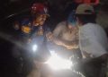 Kaki Pria Tersangkut di Rel di Bogor, Tim Pemadam Kebakaran Melakukan Evakuasi