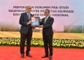 Bahlil Serahkan Dokumen 18 Proyek Hilirisasi dengan Investasi Rp618 Triliun