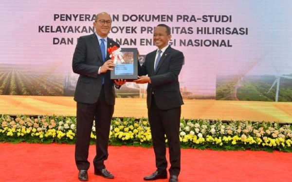 Bahlil Serahkan Dokumen 18 Proyek Hilirisasi dengan Investasi Rp618 Triliun