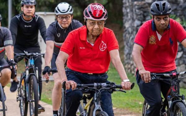 Mahathir Mohamad Berusia 100 Tahun Dirawat Karena Kelelahan Bersepeda