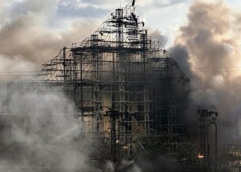 Foto Panggung Tomorrowland 2025 Terbakar, Netizen Anggap Sebagai Peringatan Tuhan