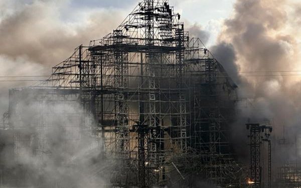 Foto Panggung Tomorrowland 2025 Terbakar, Netizen Anggap Sebagai Peringatan Tuhan