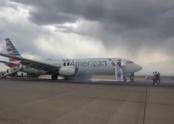 Pesawat Terbakar di Bandara Denver, Evakuasi Dramatis Terjadi