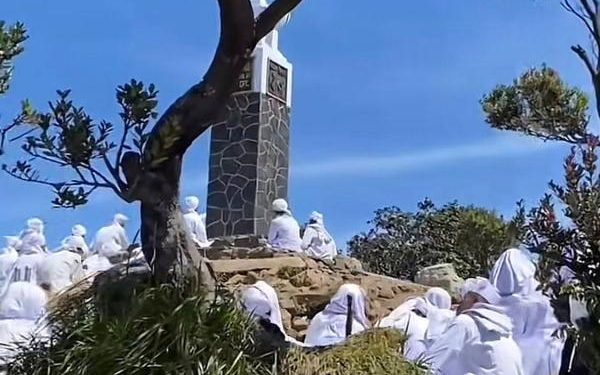 Orang-Orang Berpakaian Putih di Puncak Gunung Lawu, Siapa Mereka?