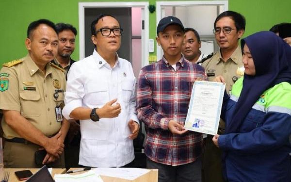 Wamenaker Sidak Dua Perusahaan di Malang Diduga Menahan Ijazah Pekerja