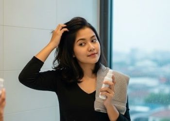 5 Cara Merawat Rambut agar Tetap Segar di Musim Hujan