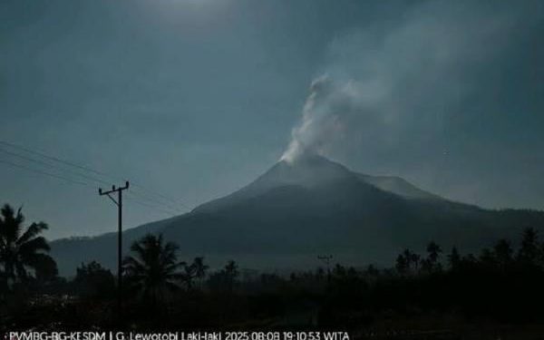 Gunung Lewotobi Laki-laki Erupsi Muntahkan Abu Setinggi 900 Meter ke Langit