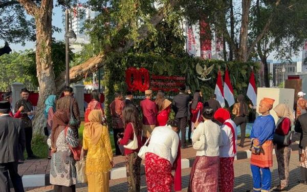 Antusiasme Masyarakat Antre Masuk Istana Merdeka Menjelang Upacara HUT ke-80 RI