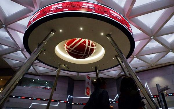 Saham Melemah, IHSG Ditutup Anjlok 2,57 Persen ke 7.915 Hari Ini