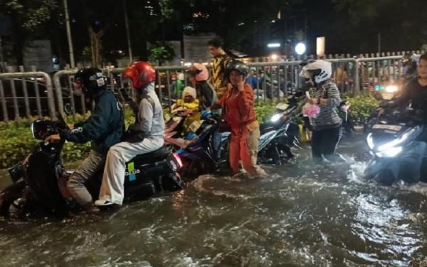 Jalan Kemang Raya Ditutup Akibat Banjir, Macet Parah Tendean Hingga Rasuna Said
