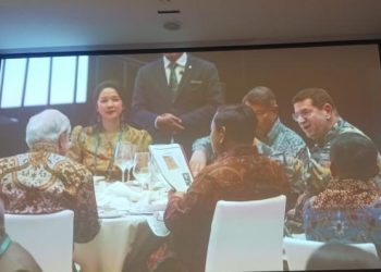 Momen Makan Malam Prabowo dan Steve Forbes, Sama-sama Kenakan Batik