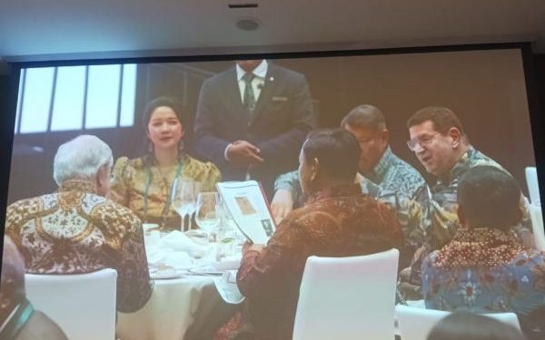 Momen Makan Malam Prabowo dan Steve Forbes, Sama-sama Kenakan Batik