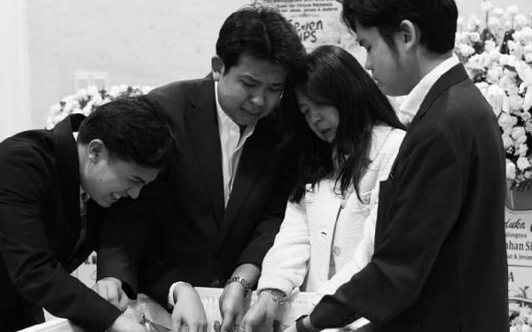 Tangis Jerome Polin saat Upacara Penutupan Peti Ayah Tercinta