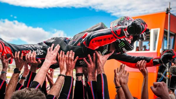 Juara MotoGP Valencia 2025 Bezzecchi Drama Crash dan Duel Sengit Warnai Kemenangan Aprilia