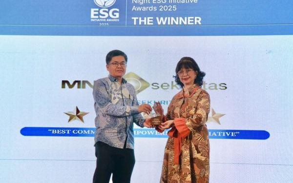 Penghargaan Best Community Empowerment Initiative di ESG Initiative Awards 2025 Diterima MNC Sekuritas