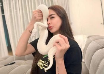 Aura Kasih Tampilkan Pose Ekstrem Bersama Ular Besar yang Bikin Merinding