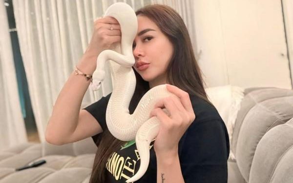 Aura Kasih Tampilkan Pose Ekstrem Bersama Ular Besar yang Bikin Merinding