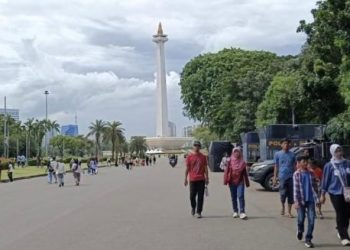 Monas Ramai Pengunjung saat Libur Nataru, Didominasi Rombongan Keluarga