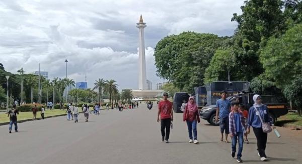 Monas Ramai Pengunjung saat Libur Nataru, Didominasi Rombongan Keluarga