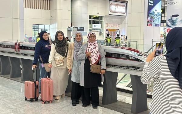 Libur Nataru, Ribuan Wisatawan Malaysia Memilih Whoosh Menuju Bandung
