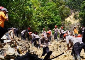 Petugas TNI-Polri Kerja 20 Jam Sehari Percepat Pemulihan di Sumatra