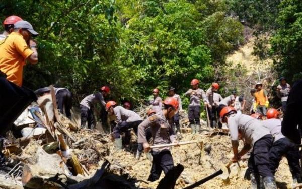 Petugas TNI-Polri Kerja 20 Jam Sehari Percepat Pemulihan di Sumatra