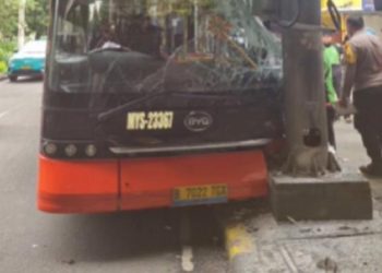 Bus Transjakarta Menabrak Tiang Listrik di Tanjung Barat Jaksel, Satu Orang Terluka