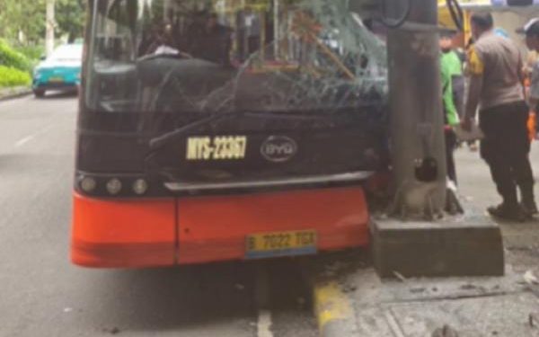 Bus Transjakarta Menabrak Tiang Listrik di Tanjung Barat Jaksel, Satu Orang Terluka