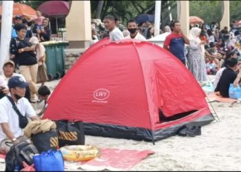 Pengunjung Pantai Lagoon Ancol Pasang Tenda Saat Tahun Baru 2026