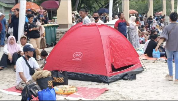 Pengunjung Pantai Lagoon Ancol Pasang Tenda Saat Tahun Baru 2026